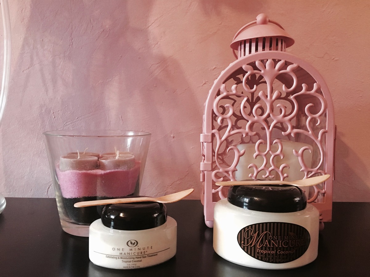 gommage, gommages, one minute manicure, chocolat, ananas, cannelle, mure, mûre, grenadine, chocolat, citron, citron meringué, pomme, menthe, cuillère, cuillère en bois, huiles essentielles, sels de la mer morte